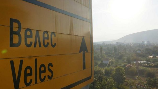 Placa indica a cidade de Veles