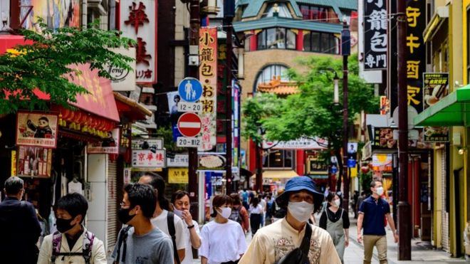 Люди в масках посещают район Чайнатауна в Иокогаме 26 мая 2020 года.