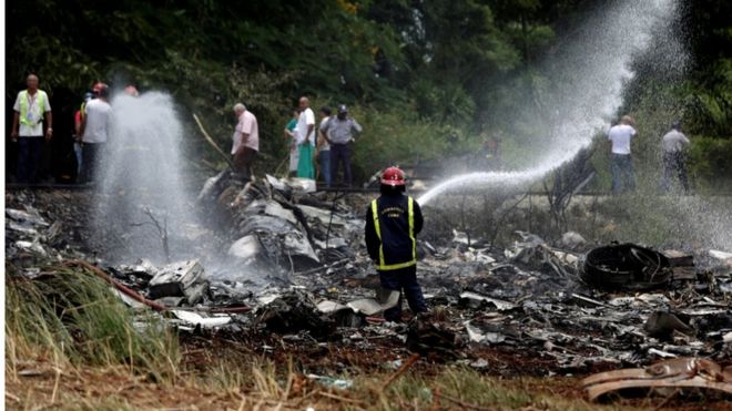 Пожарный и обломки самолета Boeing-737, потерпевшего крушение вскоре после взлета из международного аэропорта имени Хосе Марти в Гаване, Куба, 18 мая 2018 года
