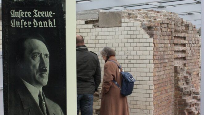 Cena do museu Topografia do Terror, em Berlim. No detalhe, retrato de Hitler.
