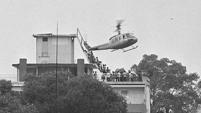 Un helicóptero de EE.UU. intenta evacuar a civiles en el techo de un apartamento en Saigón, 29 de abril de 1975
