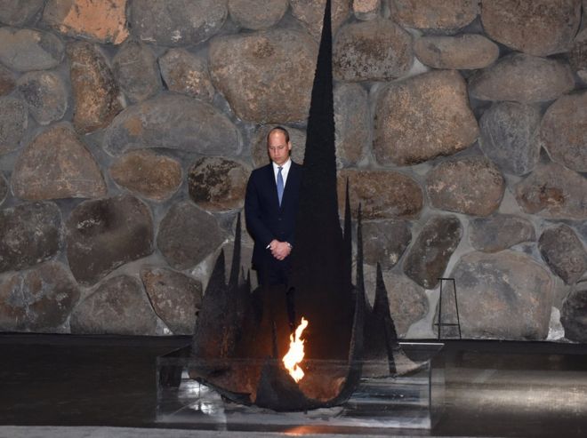 Принц Уильям стоит возле вечного огня во время церемонии, посвященной памяти шести миллионов евреев, убитых нацистами во время Холокоста, в Зале памяти в Яд Вашеме, Всемирном центре памяти жертв Холокоста в Иерусалиме