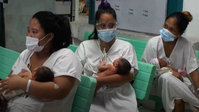 Mujeres en hospital de materniad en Filipinas