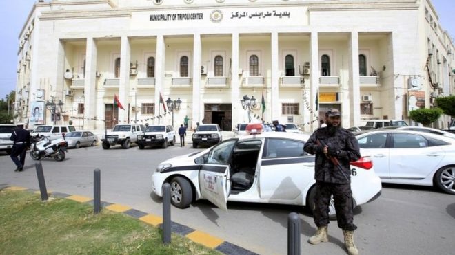 Security forces in front of the headquarters of the municipal council of Tripoli (05 April 2016)
