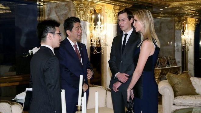Иванка Трамп и ее муж Джаред Кушнер (2-й круг) встречаются с премьер-министром Японии Синдзо Абэ (2-й слева).