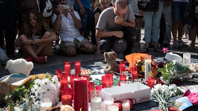 Цветы на месте теракта в Барселоне