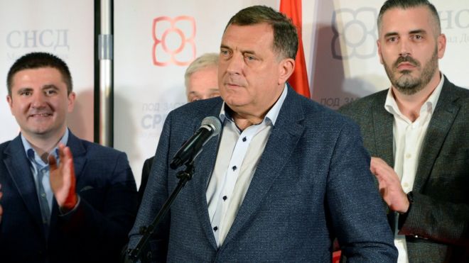 Милорад Додик объявляет себя победителем сербского места трехстороннего председательства Боснии в Баня-Луке, Босния, 7 октября 2018 года