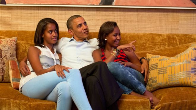 Президент Барак Обама и его дочери Малия (слева) и Саша смотрят по телевизору в зале заседаний Белого дома