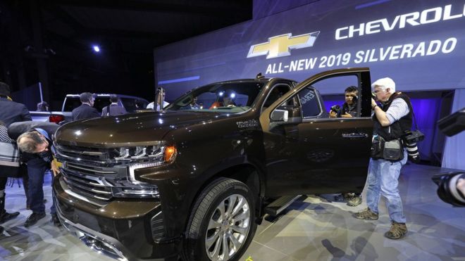 Журналисты знакомятся с новым Chevrolet Silverado 1500, выпущенным в 2019 году, после его официального дебюта на Североамериканском международном автосалоне в 2018 году 13 января 2018 года в Детройте, штат Мичиган. Шоу открывается для публики 20 января и заканчивается 28 января