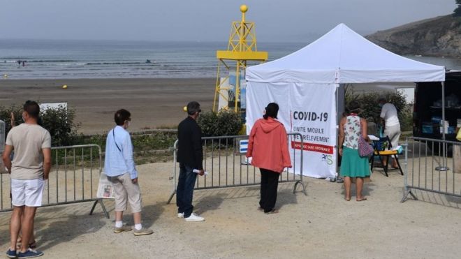 Люди ждут тестирования в мобильном испытательном центре на пляже на западе Франции,
