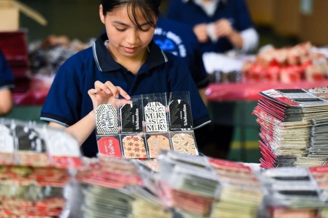 In this photo taken on June 28, 2019, a worker makes Christmas cards in a factory in Hung Yen. - The European Union and Vietnam on June 30 signed a long-awaited free trade deal that will slash duties on almost all goods as fears grow over mounting global protectionism.