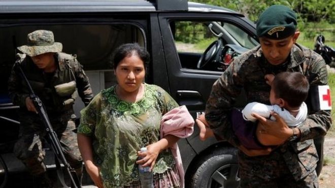 Mujer de El Estor acompañada de soldados