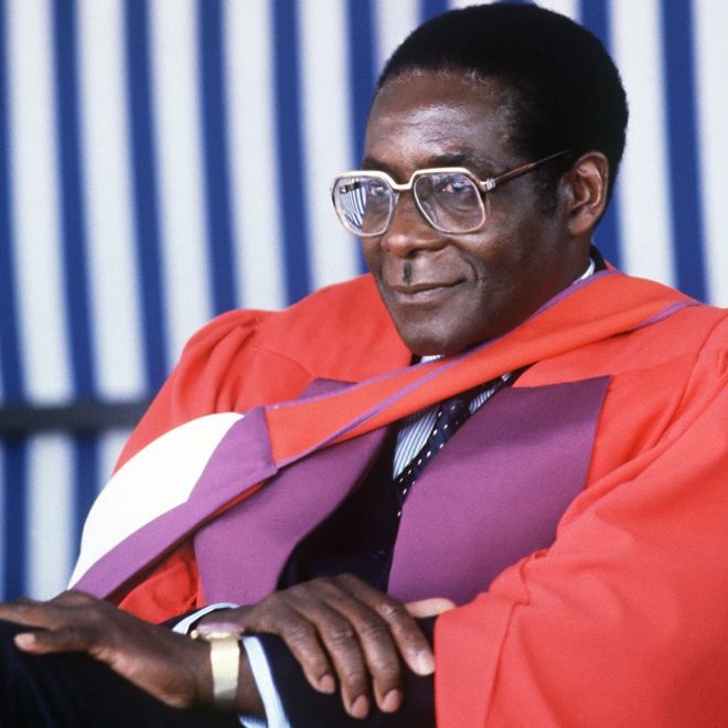 Robert Mugabe oo ku sugan jaamacadda Harare bishii July 1984