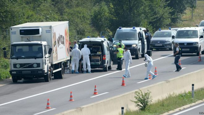 Судмедэксперты работают на грузовике, внутри которого было обнаружено большое количество погибших мигрантов на автомагистрали возле Нойзидль-ам-Зее, Австрия (27 августа 2015 года)