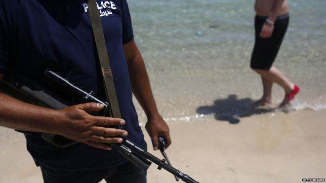 Вооруженная полиция теперь патрулирует пляжи Туниса после того, как вооруженный человек напал на британских туристов в июне 2015 года. Хичем Дрисс из Национальной федерации отельеров говорит, что тунисские отельеры видят больше клиентов из России