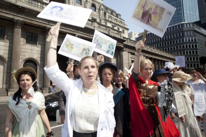 Кэролайн Криадо-Перес ведет женщин-протестующих в Банк, Лондон.