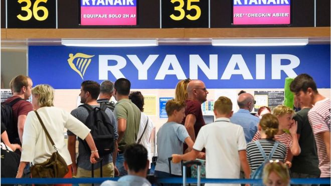 Люди в очереди, чтобы зарегистрироваться на рейс Ryanair