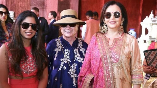 Бывший госсекретарь США Хиллари Клинтон позирует с Ишей Амбани (слева), дочерью Мукеша Амбани, председателя Reliance Industries, и его женой Нитой Амбани на базаре Swadesh Bazaar, курирующем демонстрацию традиционных индийских ремесел и видов искусства, в Удайпуре, в пустыне штат Раджастхан, Индия, 9 декабря 2018 года.