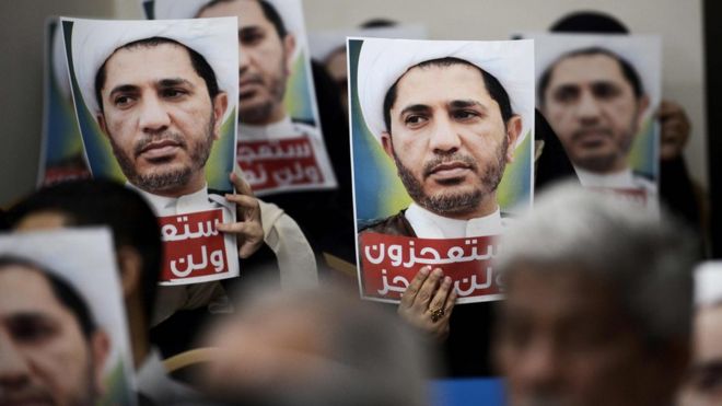 Сторонники Wefaq держат плакаты шейха Али Салмана на акции протеста в Зиндж, Бахрейн (29 мая 2016 года)