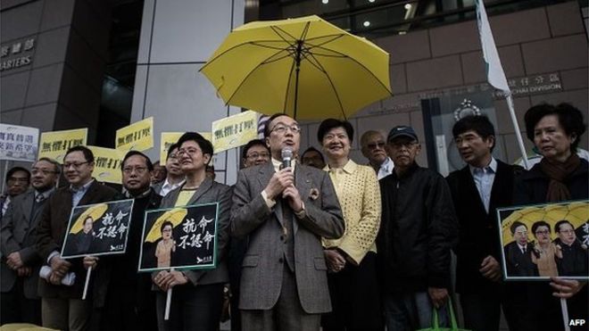 Законодатель от Демократической партии Алан Леонг говорит несколько слов средствам массовой информации возле полицейского участка Ванчай в Гонконге 2 марта 2015 года