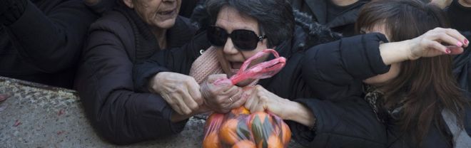 Женщины борются за мешок с мандаринами в Афинах (файл фото)
