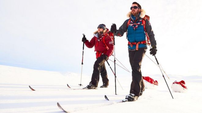 Джо Доэрти (рядом) и Оливер Робинсон (далеко) катаются на лыжах по снегу