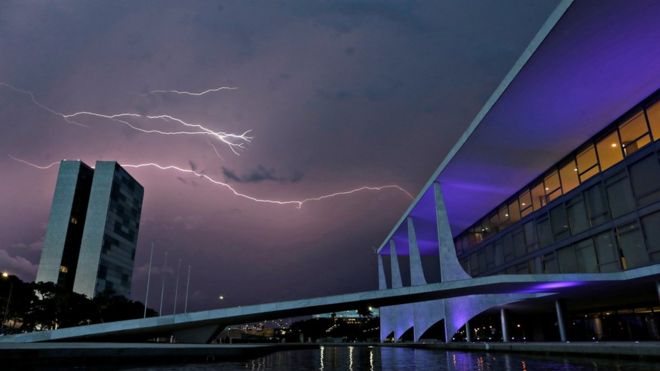 Congresso Nacional e Palácio do Planalto durante tempestade em Brasília