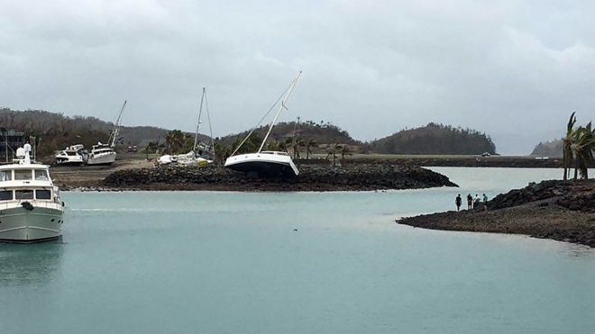 Лодка (C) села на мель на острове Гамильтон после того, как сильный мартовский удар Дебби обрушился на острова Уитсандейс в Квинсленде 29 марта 2017 года