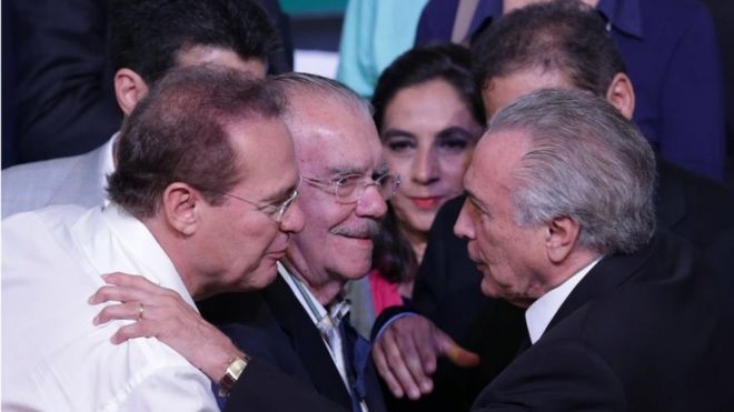 Президент Сената Ренан Кальхейрос (слева) наклоняется к вице-президенту Мишелю Темеру (справа) во время национального съезда Партии демократического движения Бразилии (ПБДР) в Бразилиа, Бразилия, в субботу 12 марта 2016 года