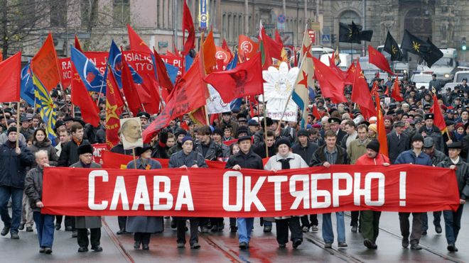 Marcha que se realizó en San Petersburgo el 7 de noviembre de 2005 para conmemorar la “revolución de octubre”.