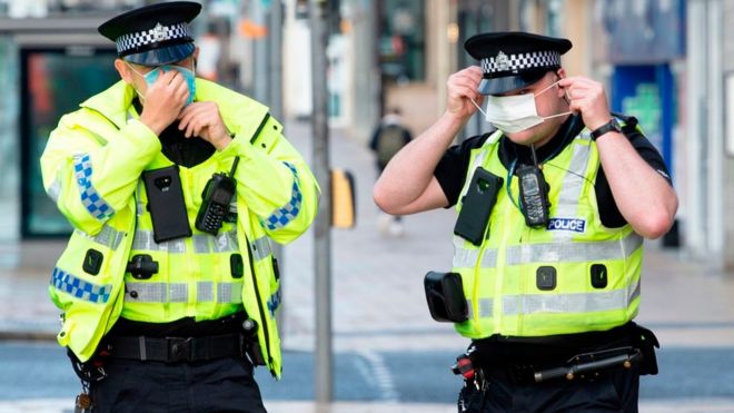 Полиция носит защитные маски