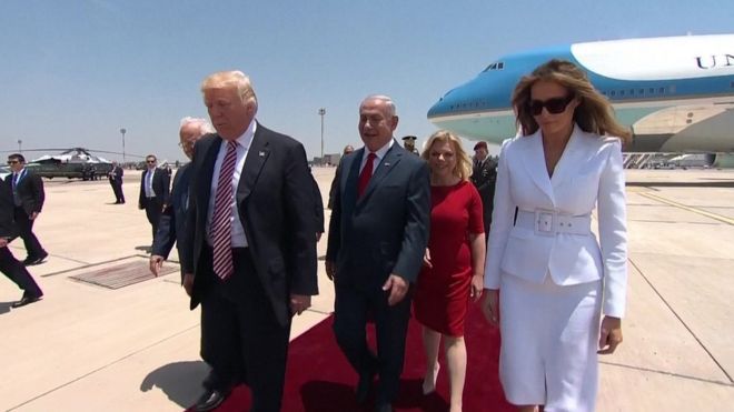 Donald Trump (kushoto) na Benjamin Netanyahu wakiwa na wake zao uwanja wa ndege wa Tel Aviv tarehe 22 Mei