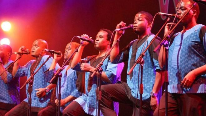 Ladysmith Black Mambazo выступает в WOMAD в 2017 году