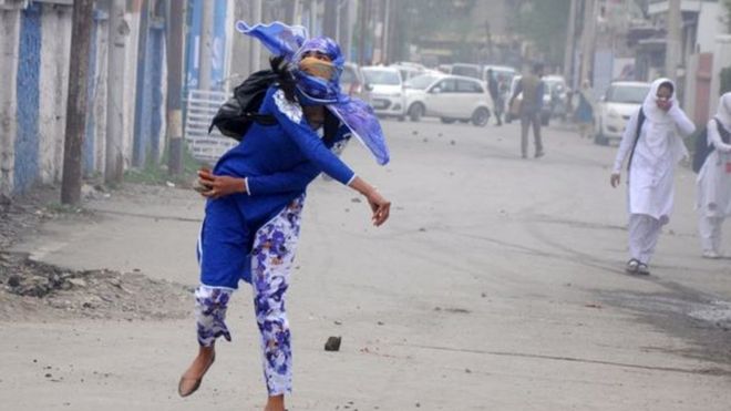 காஷ்மீர்: பாதுகாப்பு படையினருக்கு எதிராக கல்வீசிய பள்ளி, கல்லூரி மாணவிகள்