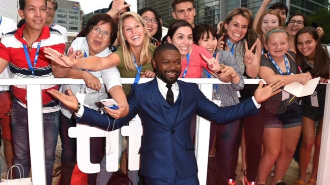 David Oyelowo приветствует фанатов на красной дорожке на мировой премьере в Торонто