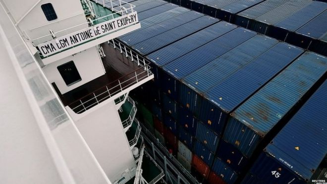 Перевозка контейнеров на борту пришвартованного в Гавре контейнеровоза Antoine de Saint Exupery