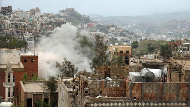 Дым поднимается из зданий в третьем городе страны Таиз во время столкновений между йеменским соплеменником из Комитета народного сопротивления, поддерживающим силы, лояльные поддерживаемому Саудовской Аравией президенту Абхабра Мансура Хади и мятежникам-шиитам-хути, июнь 2017 года