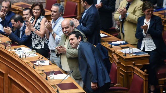 Члены греческого кабинета аплодируют, когда премьер-министр Греции Алексис Ципрас прибывает в парламент в Афинах (9 июля 2015 года)