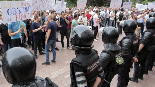 People protest in front of Moldova's parliament in Chisinau. Photo: 7 June 2019