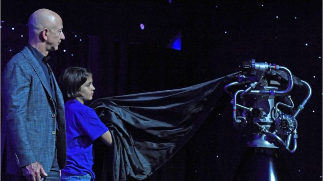 Ребенок из «Клуба будущего» Blue Origin. помогает Джеффу Безосу представить ракетный двигатель BE-7