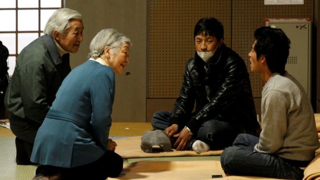 Император Японии Акихито и императрица Мичико беседуют с эвакуированными в результате землетрясения и цунами 11 марта в Токио Будох-кан