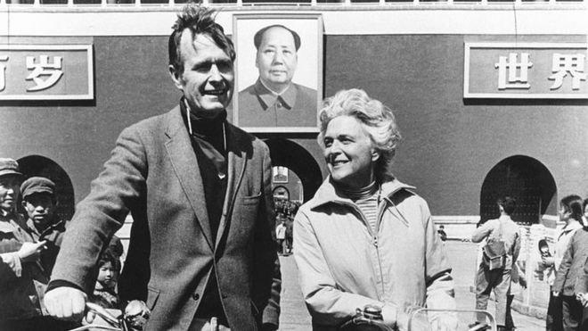 George Herbert Walker Bush cùng vợ, Barbara, tại Bắc Kinh năm 1974