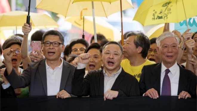 Активисты Чан Кин-мэн, Бенни Тай и Чу Юймин вне суда в Гонконге перед вынесением приговора, апрель 2019 г.