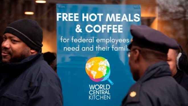 Правительственные работники выстроились в очередь за бесплатной едой во время остановки
