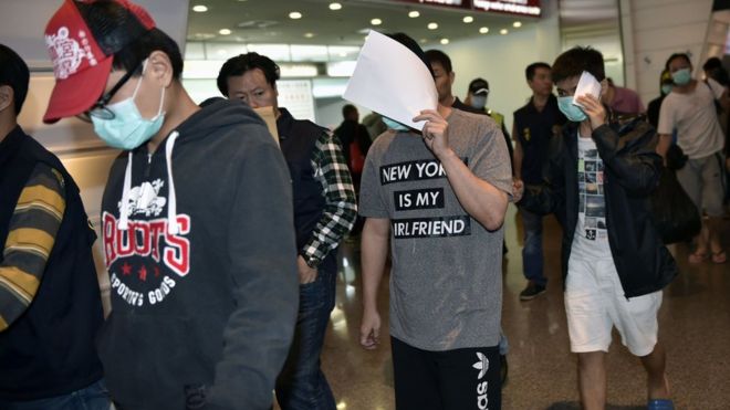 Предполагаемые подозреваемые в мошенничестве прибывают в аэропорт Таоюань из Малайзии 15 апреля 2016 года.