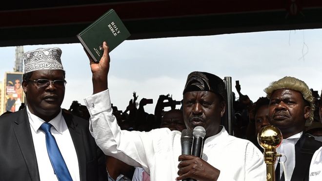 Bw Miguna Miguna (kwanza kushoto) wakati Bw Odinga alipokuwa anakula kiapo kuwa Rais wa Wananchi