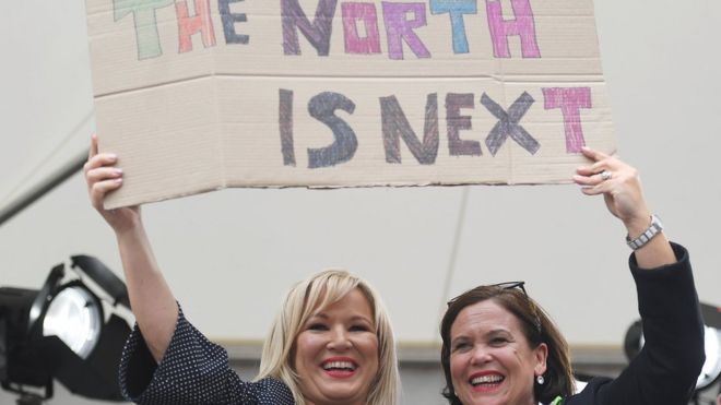 Мэри Лу Макдональд (справа) и Мишель О'Нил из Sinn Fein держат плакат, празднуя результат референдума по абортам в Ирландской Республике