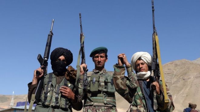 जून में ईद के दौरान तीन दिनों के सीजफ़ायर के दौरान तथाकथित तालिबान लड़ाके अफ़गानिस्तान के एक सैनिक के साथ फ़ोटो खिंचवाते हुए