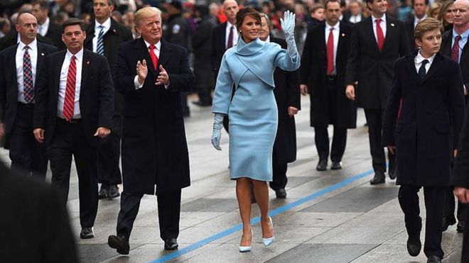 Президент Дональд Трамп и первая леди Мелания Трамп машут во время инаугурационного парада в Вашингтоне.