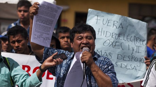 Bernardo Caal Xól en una protesta